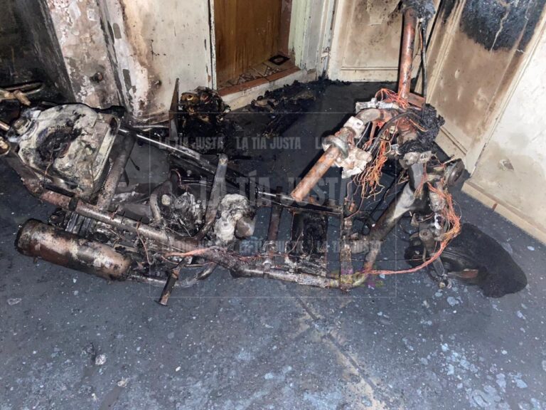 Voraz incendio acaba con domicilio en la Colonia Benito Juárez