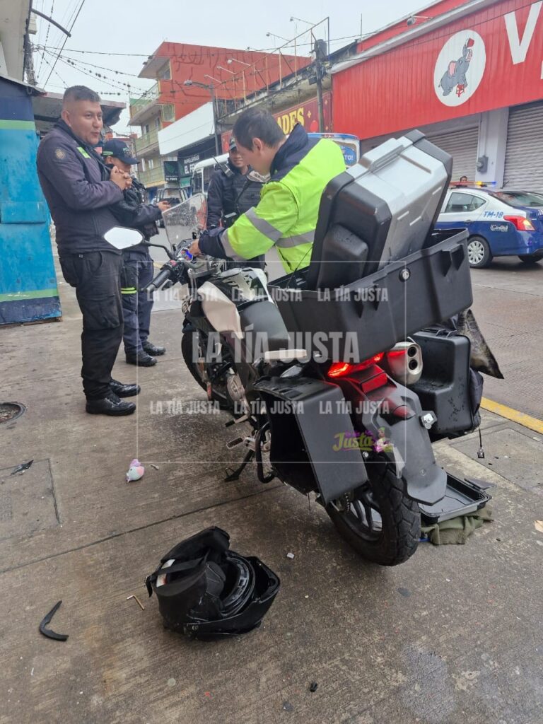 CHOCA AUTOBÚS Y MOTOCICLISTA