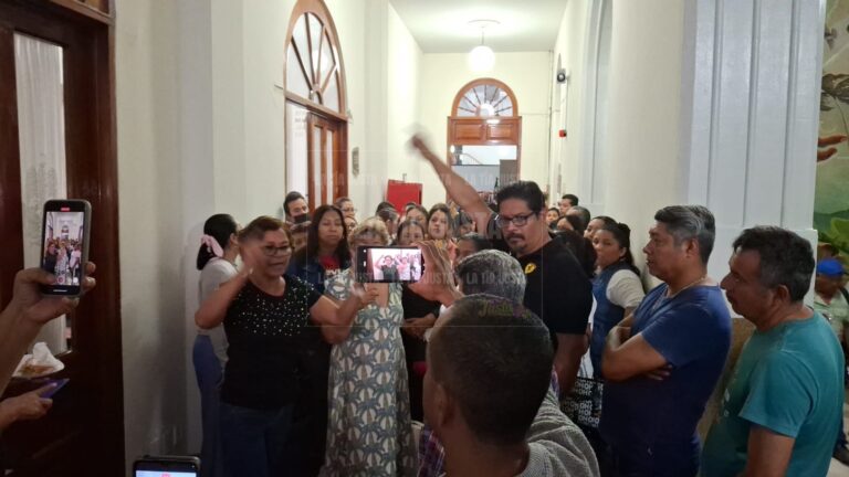 Luego de protestar varias horas trabajadores sindicalizados logran pago