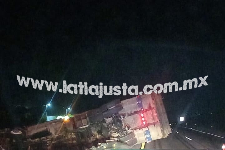 VUELCA CAMIÓN VOLTEO EN LA AUTOPISTA ORIZABA-CÓRDOBA. 