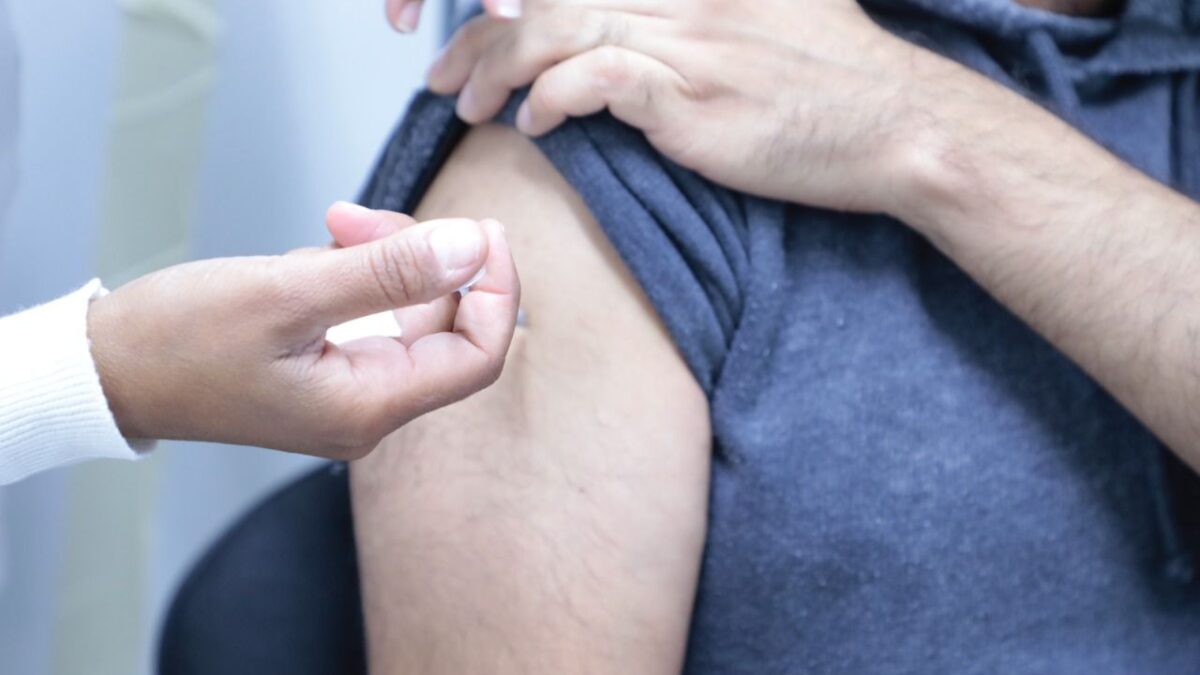 Contra influenza y COVID, acude por tu vacuna al centro de salud más cercano