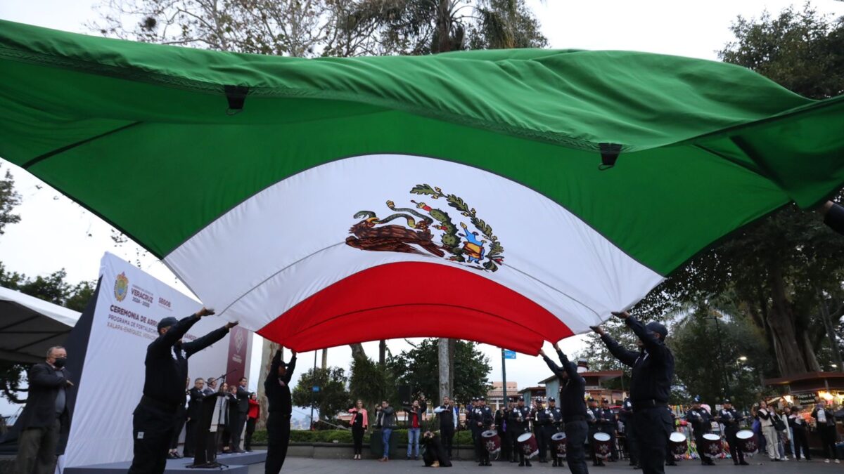 Con patriotismo, Gobierno del Estado rinde homenaje a la Bandera Nacional