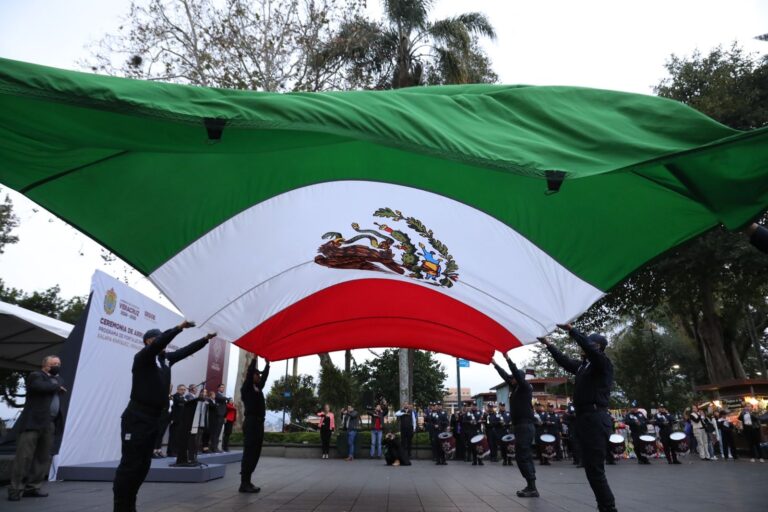 Con patriotismo, Gobierno del Estado rinde homenaje a la Bandera Nacional