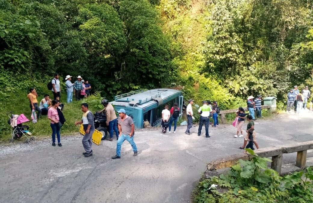 Atención inmediata y coordinada en accidente de autobús en Xico