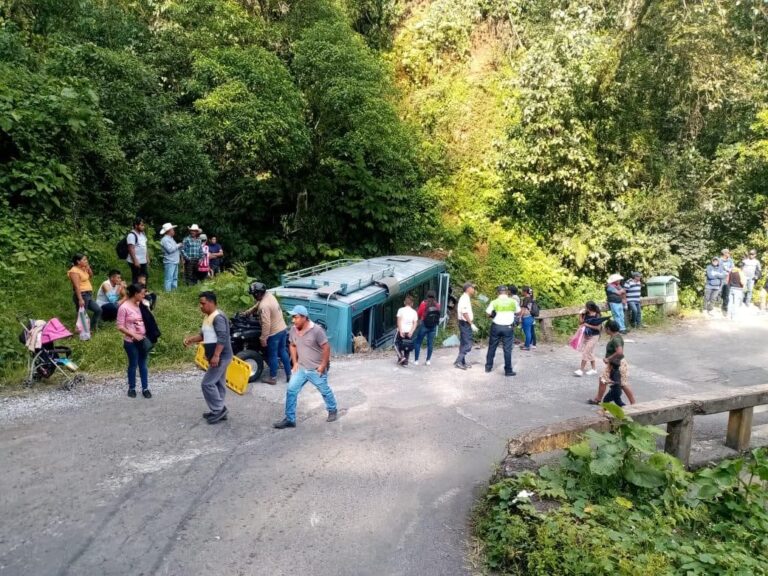 Atención inmediata y coordinada en accidente de autobús en Xico