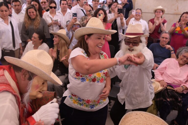 Despiden el Año Viejo en Veracruz entre mojigangas y sones jarochos