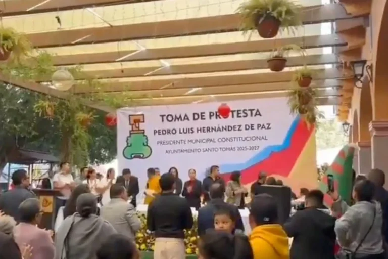 #Video Alcalde rinde protesta y luego huye de autoridades del Edomex