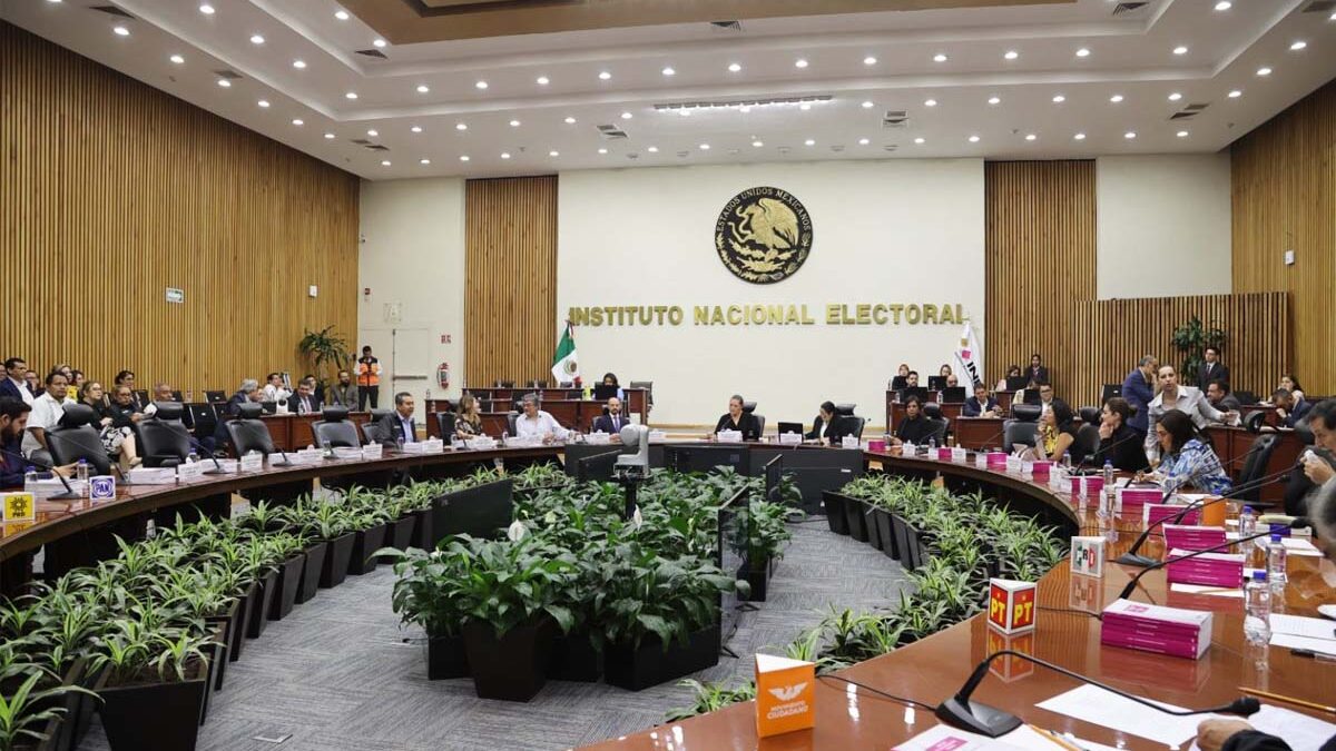Juez denuncia a consejeros del INE por no acatar suspensión de elección judicial
