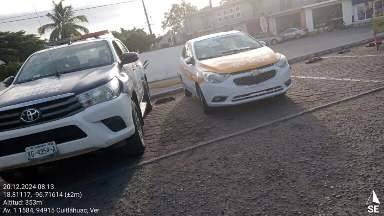 Abandonan taxi en Cuitláhuac