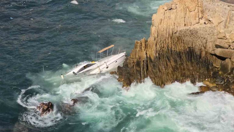 Justo antes de Año Nuevo: yate con turistas se hunde en La Quebrada de Acapulco y clavadistas los salvan