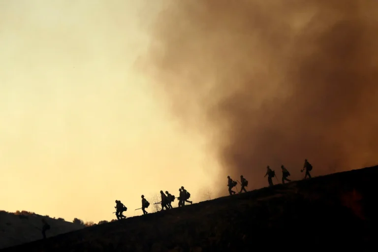 Aumenta a once el número de muertos por los incendios activos