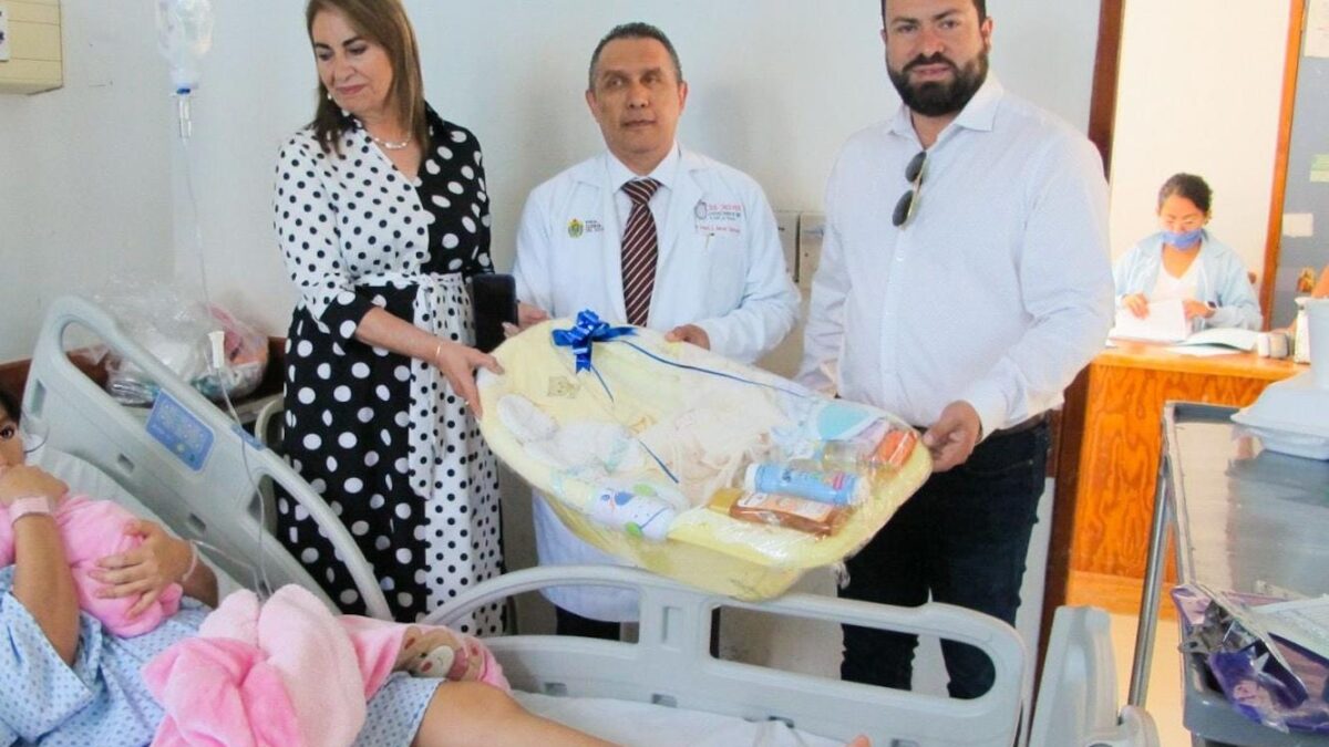 Reciben autoridades a Mía Yatziri primera bebé del 2025