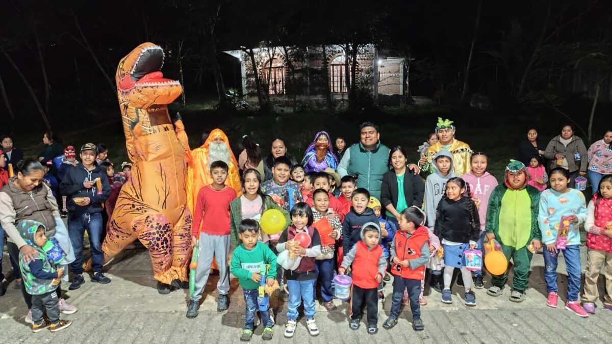 MELCHOR, GASPAR Y BALTASAR, RECORREN BARRIOS DE TLILAPAN Y ENTREGAN OBSEQUIS A CIENTOS DE NIÑOS Y NIÑAS.