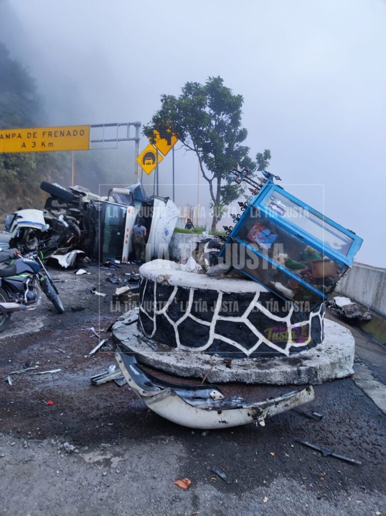 Vuelca tráiler en Las Cumbres de Maltrata
