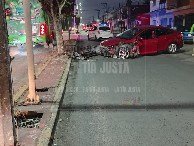 SE LE ATRAVIESA ÁRBOL Y CHOCA
