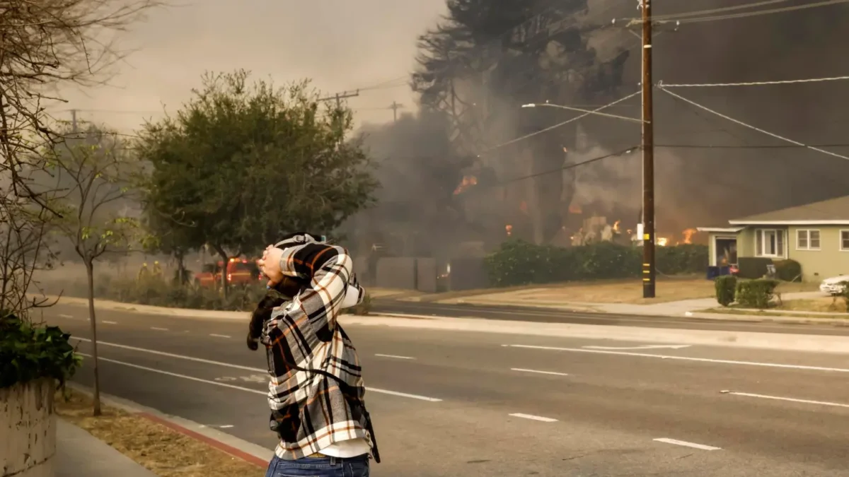 Residentes ignoran órdenes de evacuación en Los Ángeles para tratar de salvar sus casa