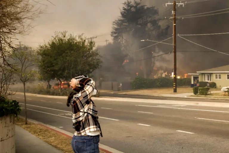 Residentes ignoran órdenes de evacuación en Los Ángeles para tratar de salvar sus casa
