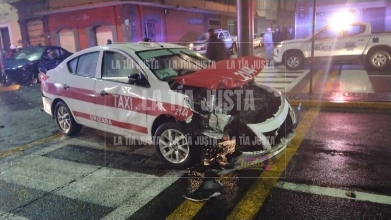 Choca automóvil particular y taxi en la colonia Centro