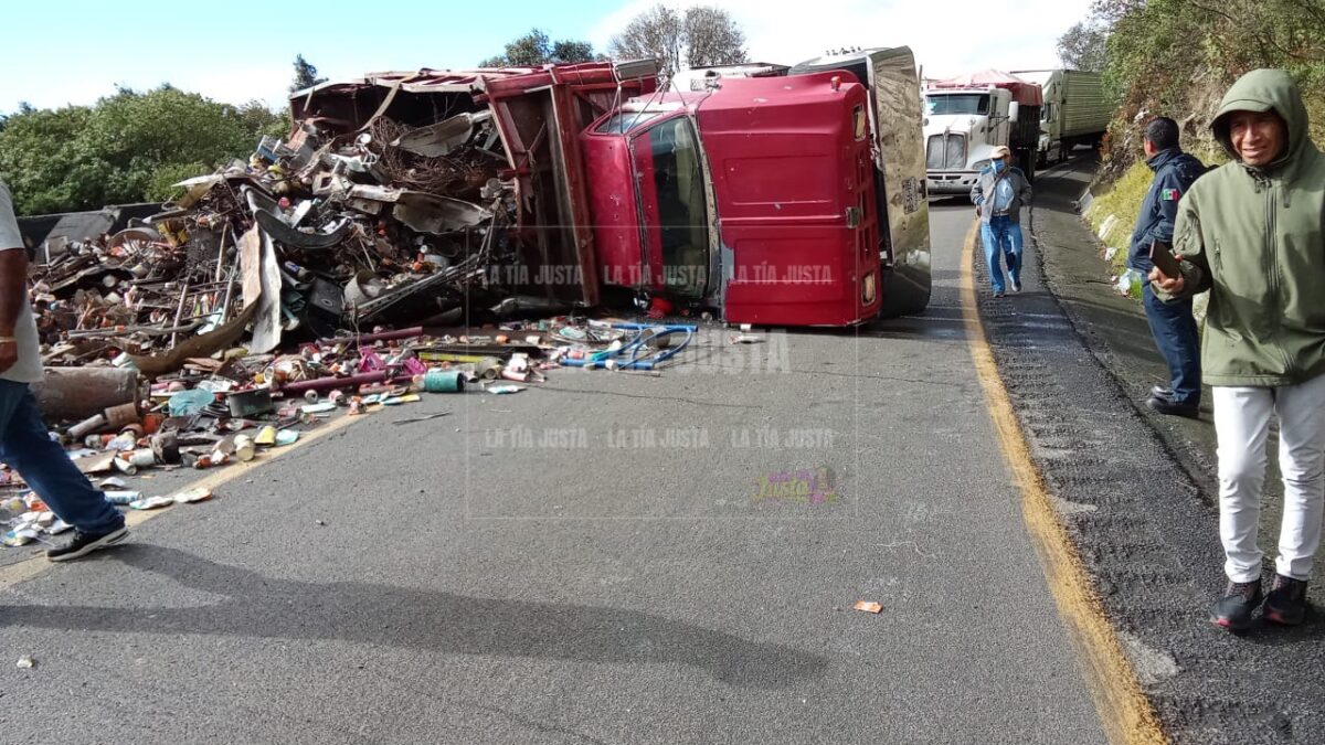 Vuelca torton con chatarra sobre la autopista Puebla- Orizaba