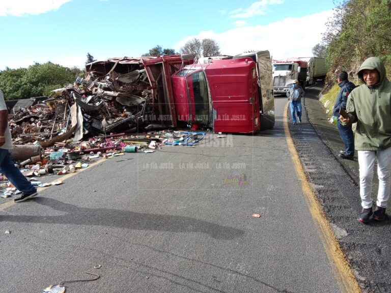 Vuelca torton con chatarra sobre la autopista Puebla- Orizaba