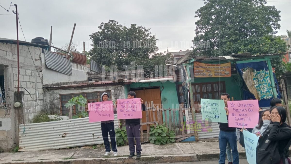 Tras manifestación logran destitución a maestra del Cobaev 12