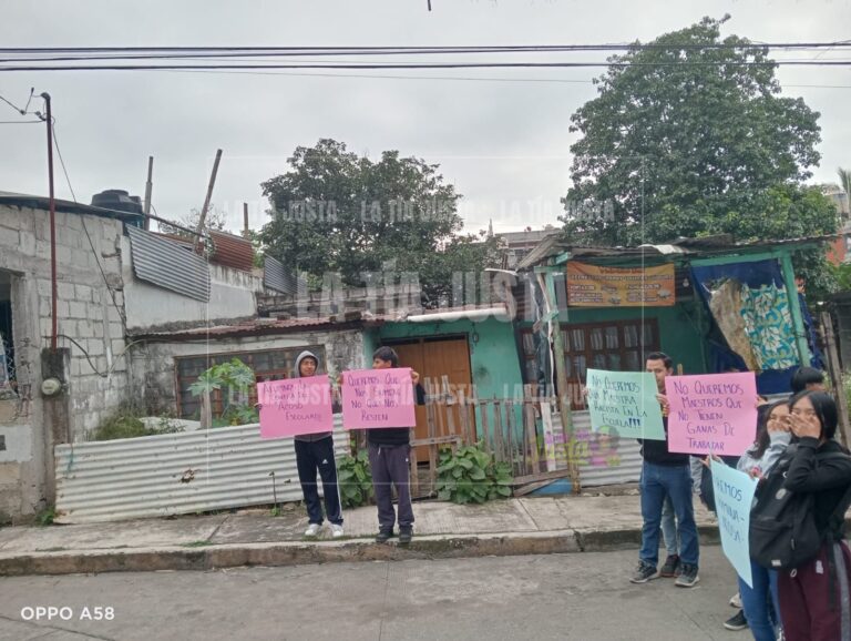 Tras manifestación logran destitución a maestra del Cobaev 12
