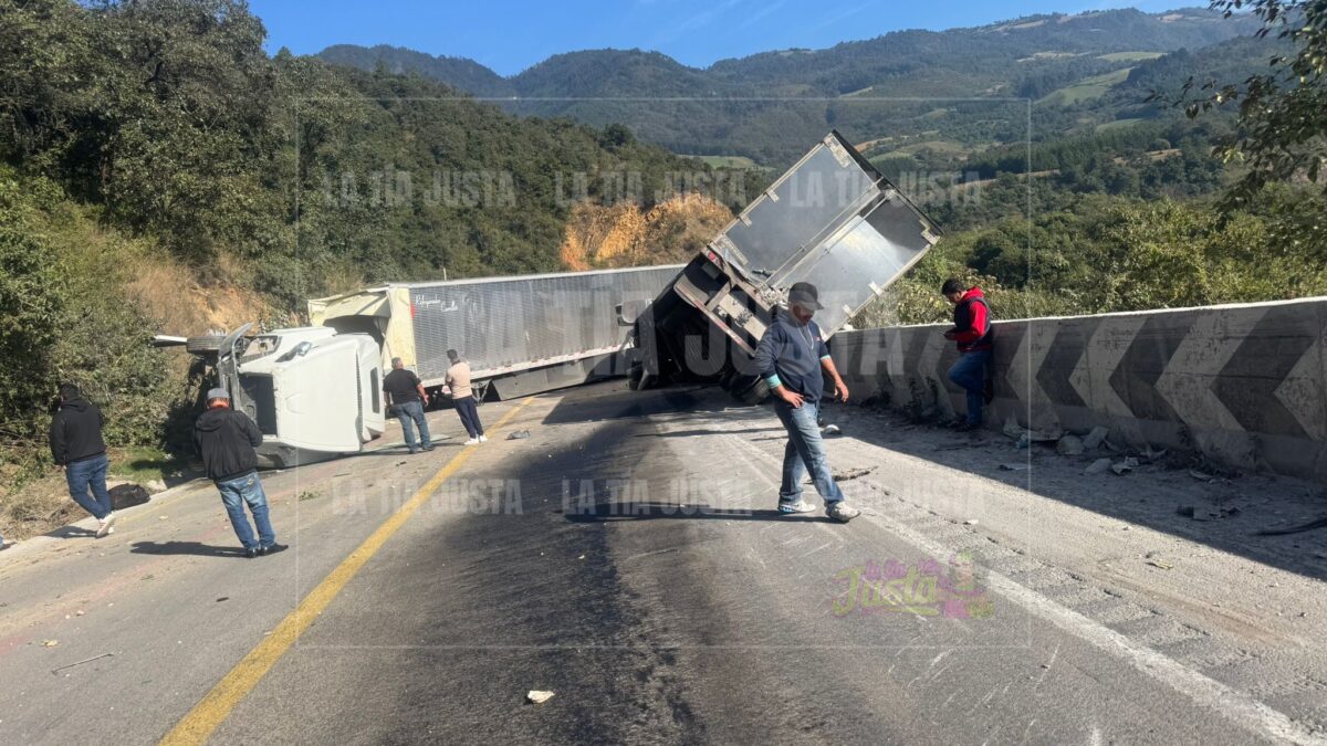 Chocan tráileres en las Cumbres de Maltrata
