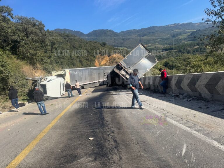 Chocan tráileres en las Cumbres de Maltrata
