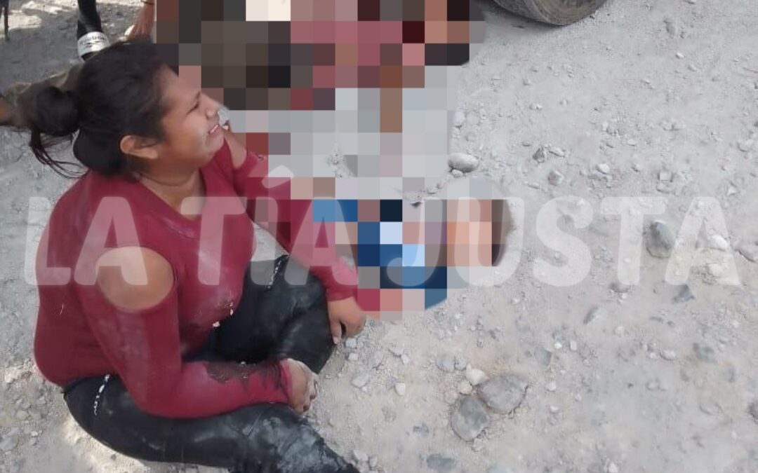FAMILIA QUE VIAJABA EN MOTOCICLETA SUFRE FATAL ACCIDENTE EN CARRETERA A OMEALCA.