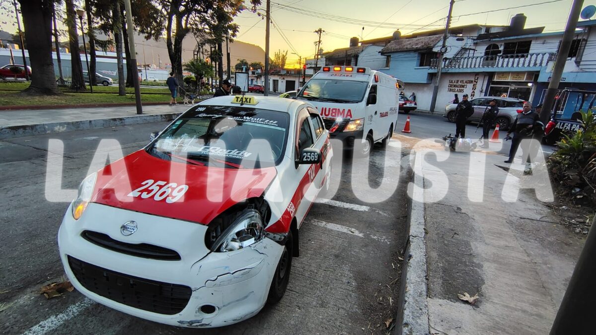 TAXI ATROPELLA A MOTOCICLISTA EN LA AVENIDA CRI CRI, DE ORIZABA.
