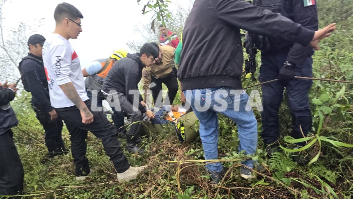 SE ACCIDENTA CAMIONETA DE PAQUETERIA AL SALIRSE DEL CAMINO EN REYES.