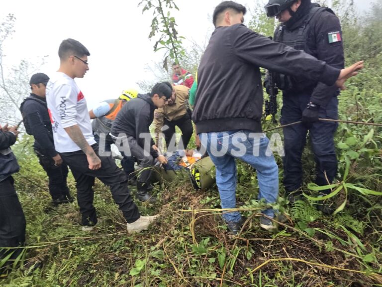 SE ACCIDENTA CAMIONETA DE PAQUETERIA AL SALIRSE DEL CAMINO EN REYES.