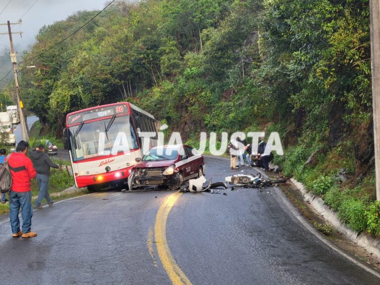 TAXISTA EMBISTE UN MOTOCICLISTA AL INVADIR EL CARRIL CONTRARIO.