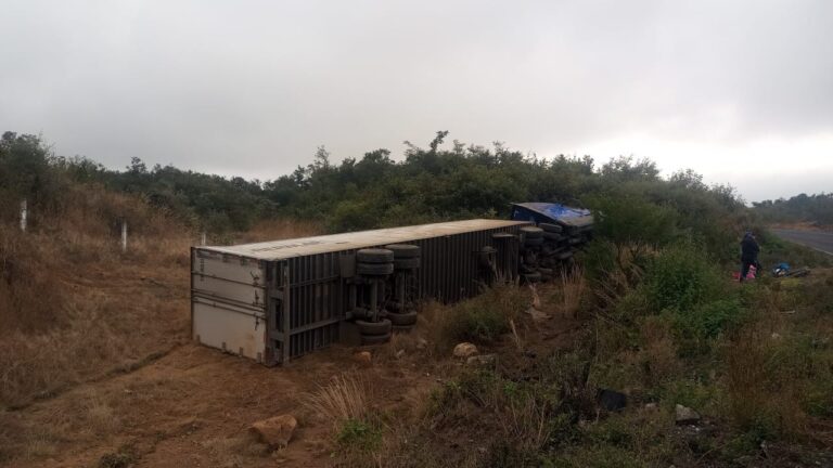 Vuelca tráiler sobre la autopista Puebla- Orizaba 