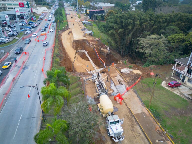 Avanzan trabajos en el boulevard Tratados de Córdoba