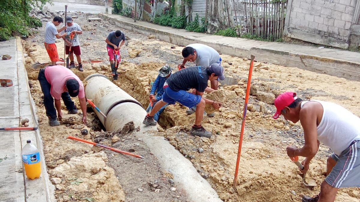 Atiende CAEV fuga de agua en Tuxpan