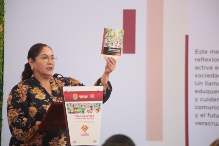 SEV presenta libro para promover una cultura de protección digital