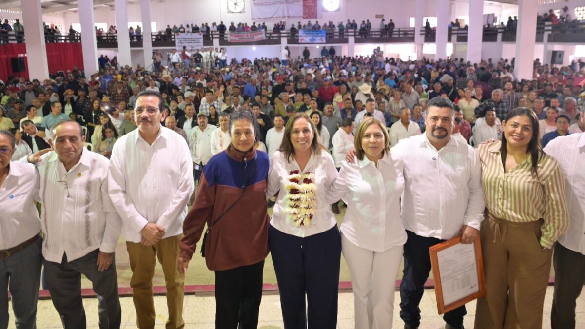Rocío Nahle entrega permisos de pesca en la Laguna de Tamiahua
