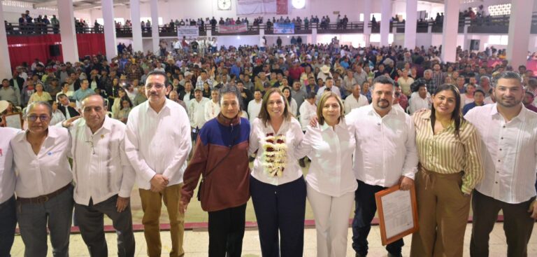Rocío Nahle entrega permisos de pesca en la Laguna de Tamiahua