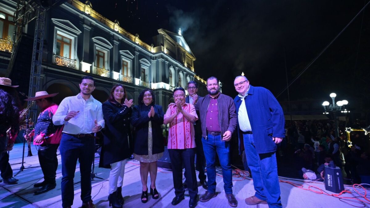 Acompañado de cordobeses el alcalde Juan Martínez Flores y autoridades municipales dan la bienvenida al año nuevo 2025
