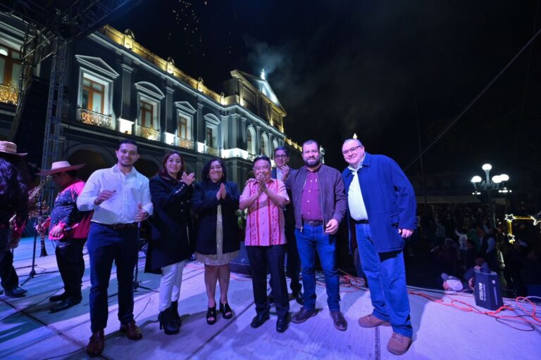Acompañado de cordobeses el alcalde Juan Martínez Flores y autoridades municipales dan la bienvenida al año nuevo 2025