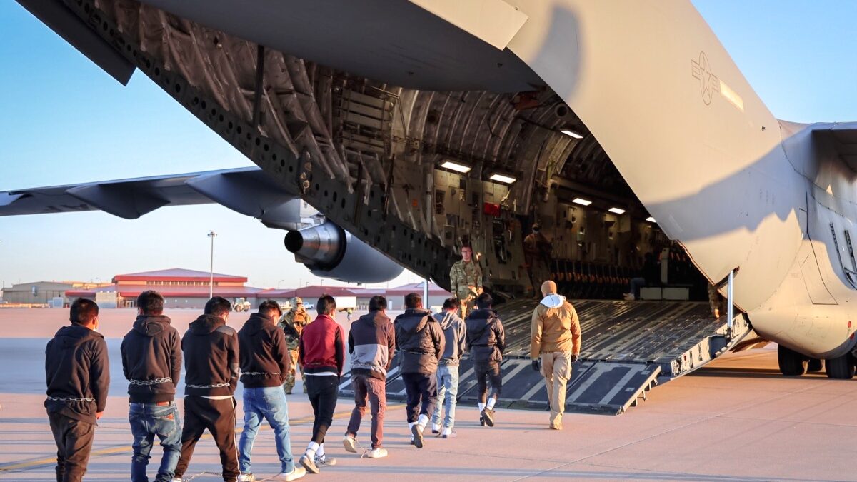 Aviones militares de Estados Unidos deportan a migrantes
