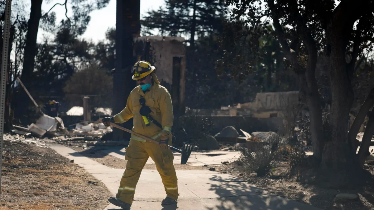 Equipo mexicano ‘Serpiente Amarilla’ inicia sus labores para combatir los incendios en Los Ángeles