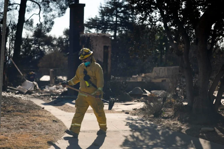 Equipo mexicano ‘Serpiente Amarilla’ inicia sus labores para combatir los incendios en Los Ángeles
