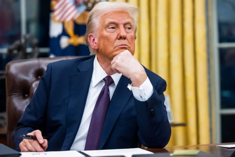 Juez bloquea orden de Trump donde acaba con la ciudadanía por nacimiento en EE.UU.