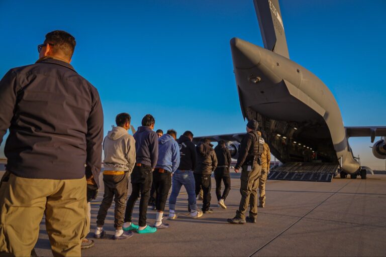 México rechaza aterrizaje de avión militar de Estados Unidos con migrantes: Reuters