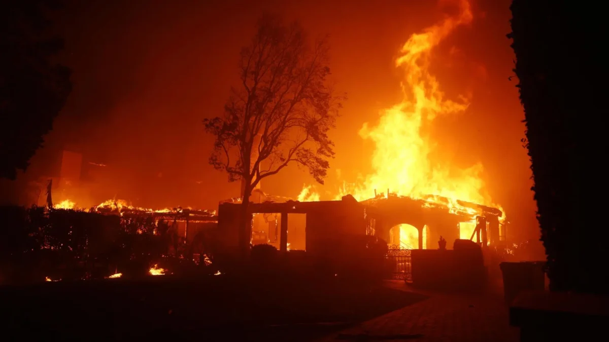 Suman al menos cinco muertos por incendios en Los Ángeles