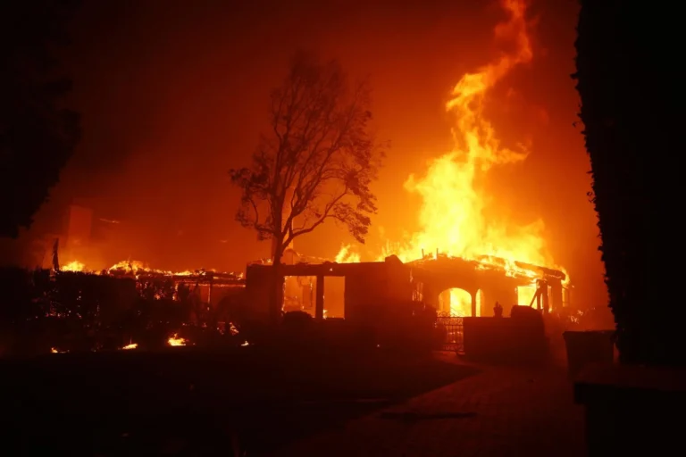 Suman al menos cinco muertos por incendios en Los Ángeles