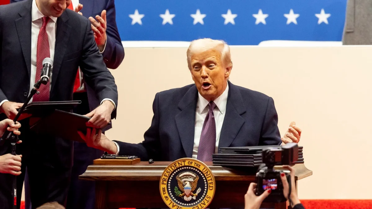 Trump va por aplicar aranceles a México y Canadá en febrero