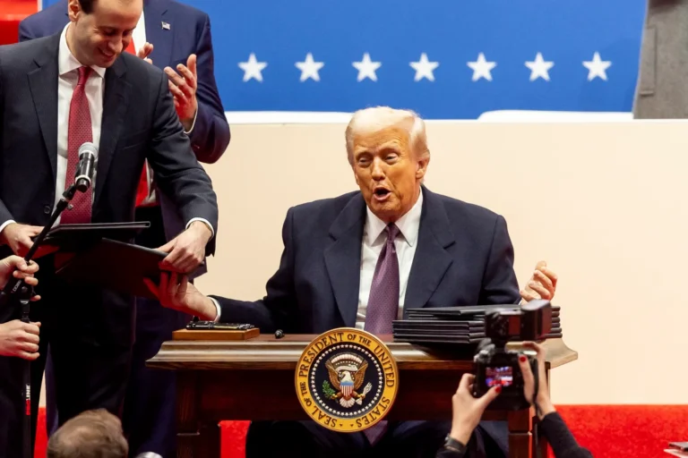 Trump va por aplicar aranceles a México y Canadá en febrero